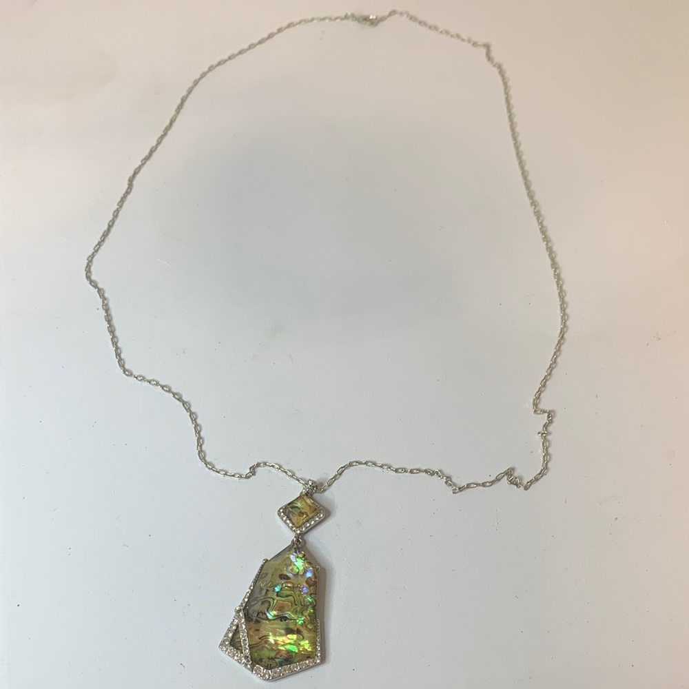 Chic Silver Necklace with Iridescent Pendant
